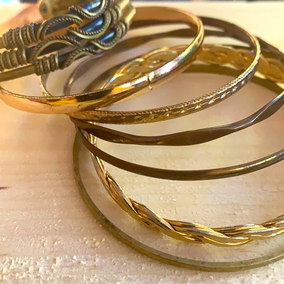 Closet clearance FREE with any 4+ items bundles. - Picture 5 of 6